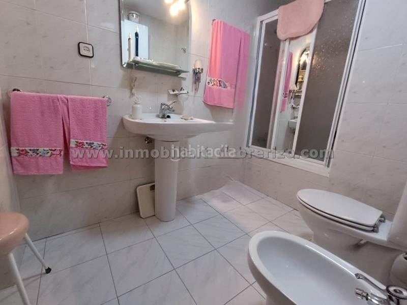 Foto c45e552a-5a63-4c90-a92c-497e71b00a25. House with fireplace heating parking in Alberite