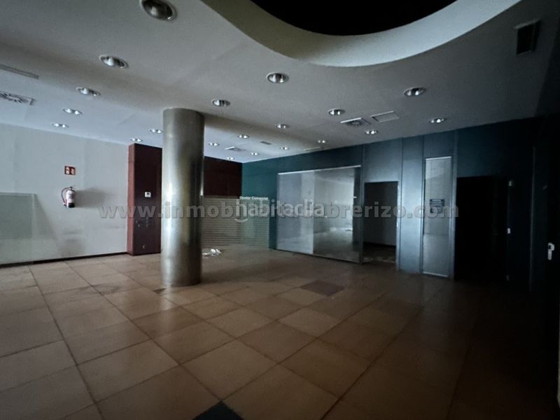Foto b47070e0-9c17-4d4f-a23a-92957bf90f71. Lloguer local comercial amb calefacció a Gran Via Logroño