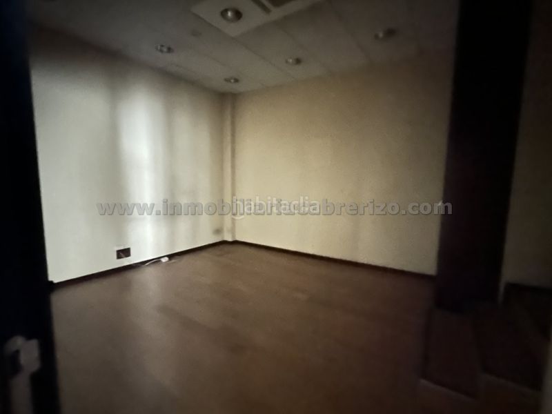 Foto bb90d3d8-0b0f-4365-bcd2-c37cd8bf8341. Lloguer local comercial amb calefacció a Gran Via Logroño
