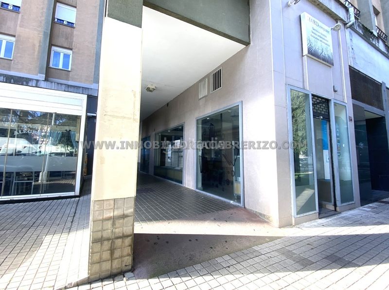 Foto 17949e39-9895-4018-8248-fb8df9f74977. Local comercial amb calefacció a Barañáin / Barañain