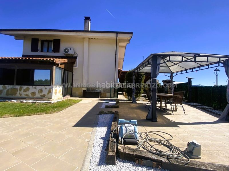 Foto 79489a6d-0cce-44af-85a5-72698e5beb3f. Casa amb xemeneia calefacció aparcament piscina a Olóriz