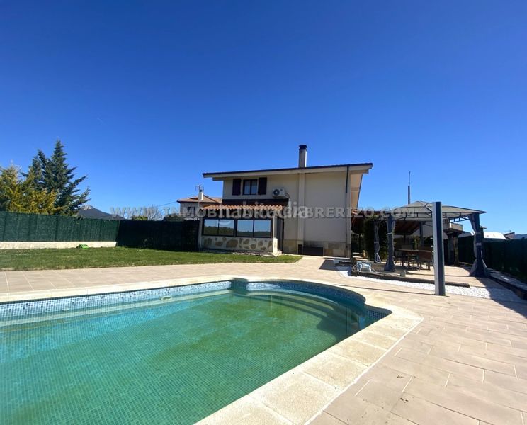 Foto bbd92fc0-6c98-4203-a0a4-35cf935b6883. Casa amb xemeneia calefacció aparcament piscina a Olóriz