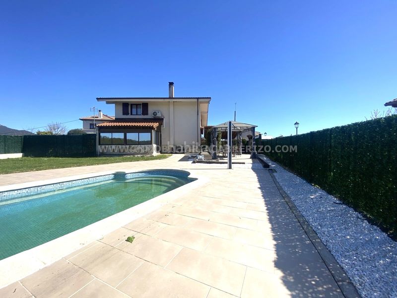Foto bd28d070-ec05-46cf-98bf-86d2d16ed528. Casa amb xemeneia calefacció aparcament piscina a Olóriz