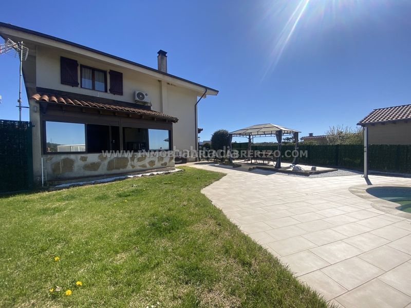 Foto bd410486-9c3c-4b95-95e0-16e7650415d7. Casa amb xemeneia calefacció aparcament piscina a Olóriz