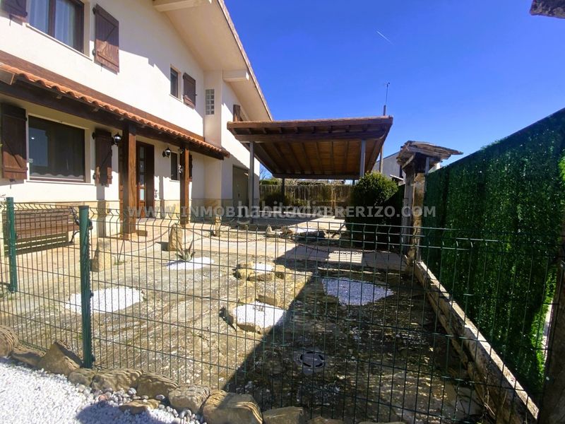 Foto c53599f1-4428-48f3-8fc2-758d9b2cce2a. Casa amb xemeneia calefacció aparcament piscina a Olóriz