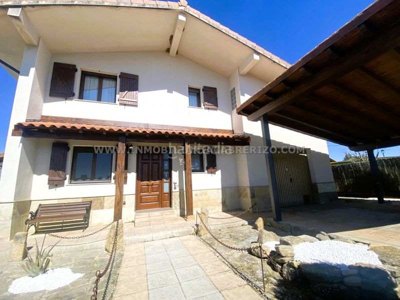 Foto e285d2c0-2e8f-468e-ae36-5077af416282. Casa amb xemeneia calefacció aparcament piscina a Olóriz