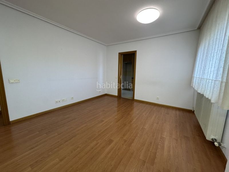 Foto dee21719-418d-4115-971e-c32596fb2f04. Pis amb calefacció aparcament piscina a Portillejo - Valdegastea Logroño