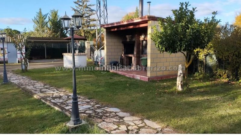 Foto b5007a7c-6fe5-4808-9422-f198f8b16628. Casa amb xemeneia calefacció aparcament piscina a Sojuela