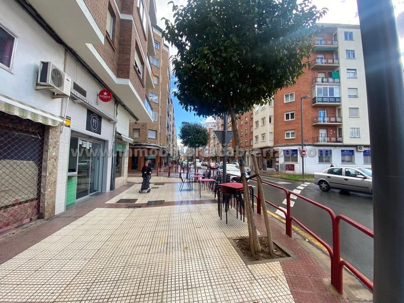 Foto e2dd4a34-f89b-42b9-b8ae-551c89d19794. Local comercial a Gran Via Logroño