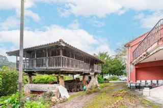 Casa a Atras 16. Casa, cuadras, panera y pajar la collada