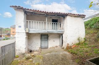 Maison à Jose maria velasco alrez 1. Casa rústica para reformar con horreo y finca en tineo