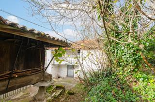 Maison à Jose maria velasco alrez 1. Casa rústica para reformar con horreo y finca en tineo