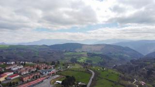 Maison jumelée à Cimadevilla 28. Casa en venta en tineo