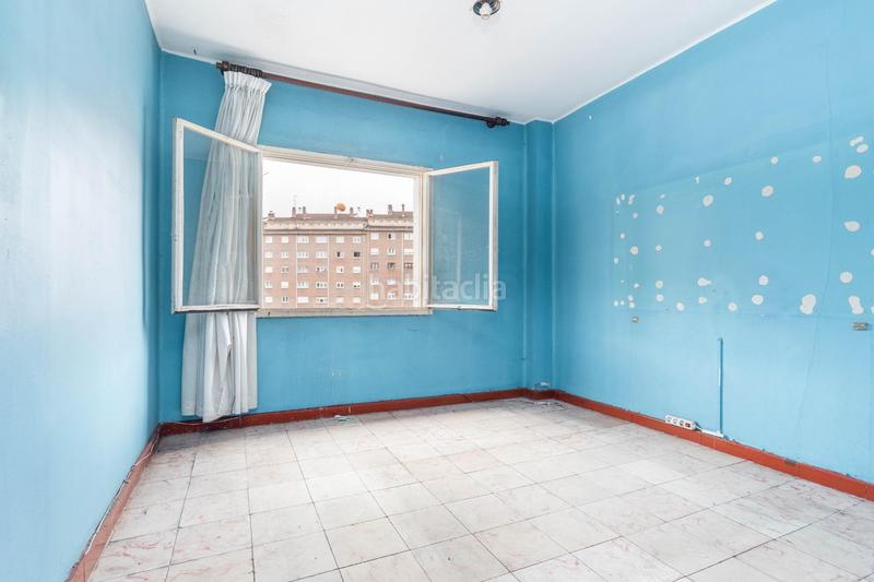 Foto 4f0970d7-c28c-432d-bf82-8e94aaa6ff1d. Piso en avenida torrelavega 24 tu nuevo hogar en el centro te espera! piso con terraza y potencial para reformar en Oviedo