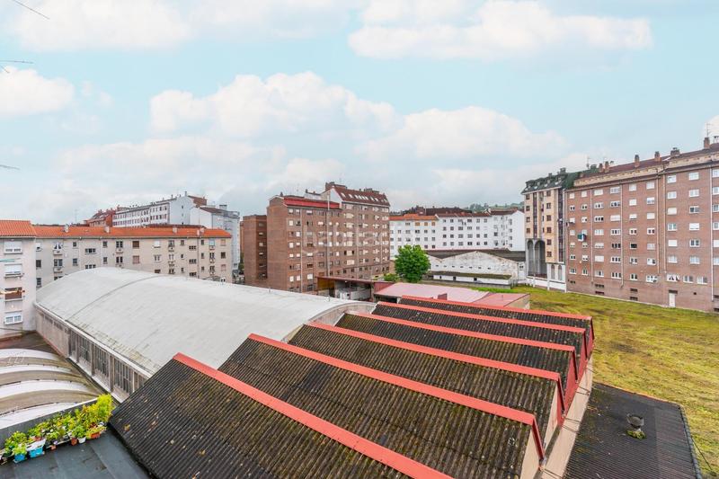Foto 9b9f3717-8dfc-4967-a396-9e0693489a78. Piso en avenida torrelavega 24 tu nuevo hogar en el centro te espera! piso con terraza y potencial para reformar en Oviedo