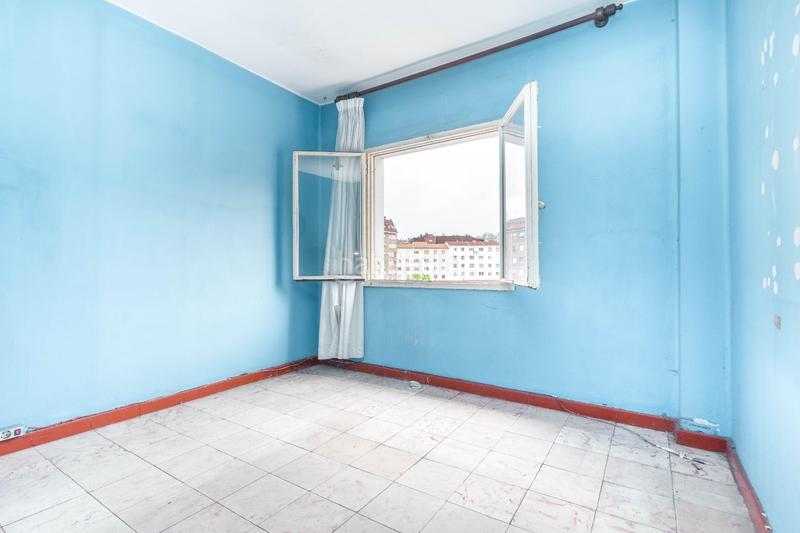 Foto e650898e-de35-47f1-b3fd-d715b1c5bb31. Piso en avenida torrelavega 24 tu nuevo hogar en el centro te espera! piso con terraza y potencial para reformar en Oviedo