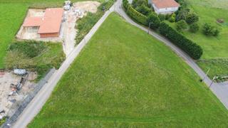 Terrain résidentiel à Barrio barrio montico 16. Finca edificable en carreño  ubicación estratégica, entorno natu