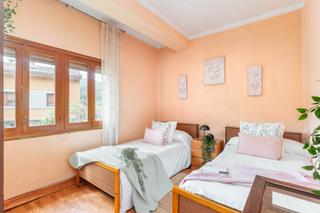 Casa in Calle moreda de arriba 13. Casa con parcela y dos viviendas, lista para entrar a vivir
