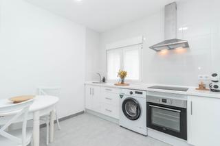 Maison à Calle puente la vega 61. Amplia casa nueva con oportunidad de negocio