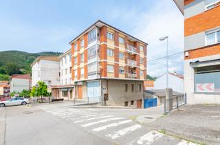 Édifice à Avenida pontón 9. Edificio en salas, inversion rentable