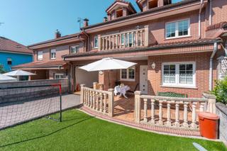 Chalet à Calle san bedabo 2. Oportunidad única en el entrego! chalet adosado con 310 m2 útile