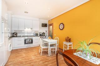 Appartement à Constitucion 8. Oportunidad única en el centro de moreda de aller  tu nuevo hoga
