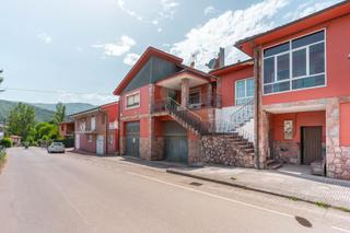 Maison à Pelugano-juego bola 122. 3 casas  parcela en pelugano aller  inversión ideal con ayudas a