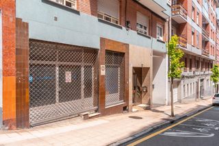 Local Comercial en Calle de augusto junquera 32. Local comercial exclusivo en el centro de oviedo con vado y baño