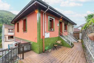 Maison jumelée à Pasaje lago - turón. Acojedora casa pareada en el lago turón