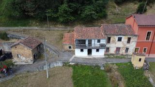 Casa a Carretera del invernal 5. Ponle tu toque personal a esta casa con anexo de piedra y fincas
