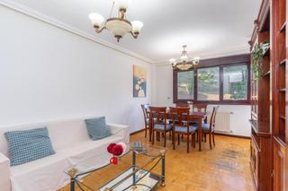 Piso en Calle dr antonio bascaran asuns 5. Piso de 3 habitaciones con garaje y trastero junto al huca, idea