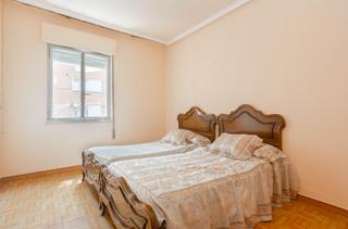Pis a Calle palacio valdés 55. Piso con luz natural y vistas, para reformar en sotrondio  ideal