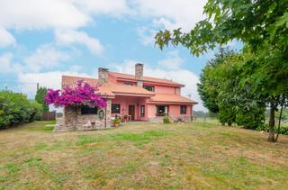 Chalet in Lugar de las regueras 74. Primera línea de costa, privacidad y vistas eternas al mar cantá