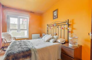 Flat in Calle de margarita xirgú 10. Piso ubicado en el eje comercial de la calzada