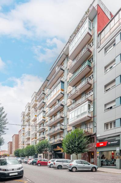 Foto c084a01b-7cb1-4c7e-8a62-1aad88969b6c. Piso en calle del roncal 4 piso de 3 habitaciones en el llano en Gijón