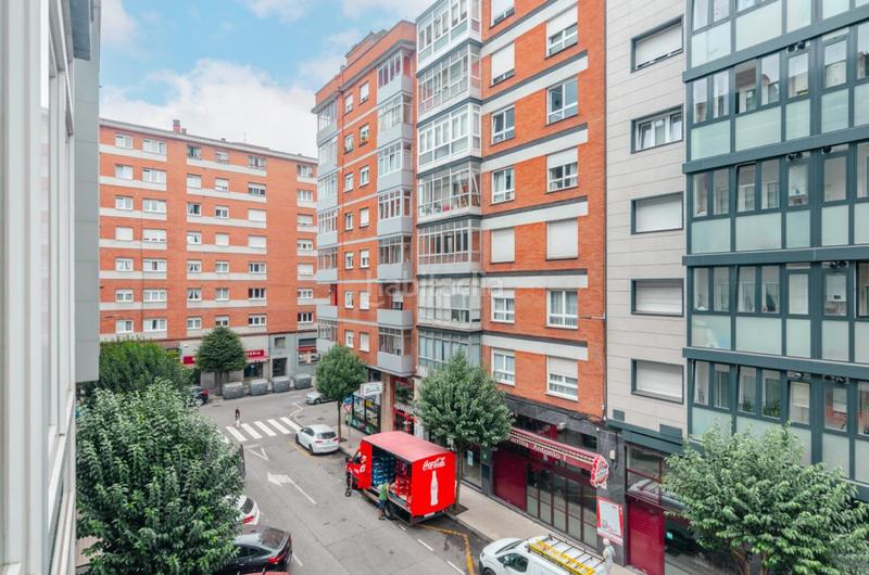 Foto c167f645-4a03-4e2d-a09a-5d46c2d539b6. Piso en calle del roncal 4 piso de 3 habitaciones en el llano en Gijón