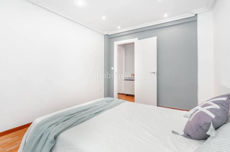 Foto dd64f8e7-4781-411a-aeb3-18c3ff930e56. Piso en calle del roncal 4 piso de 3 habitaciones en el llano en Gijón