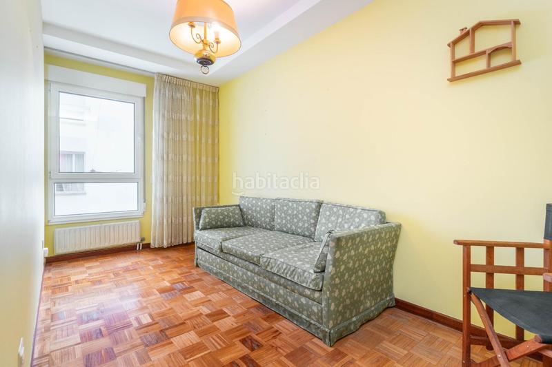 Foto 4f41d670-b057-4ef9-8b42-c34d08bfe452. Piso en calle de vázquez de mella 48 piso céntrico con garaje y mucha luz, 3 habitaciones. listo para entrar a vivir! en Oviedo