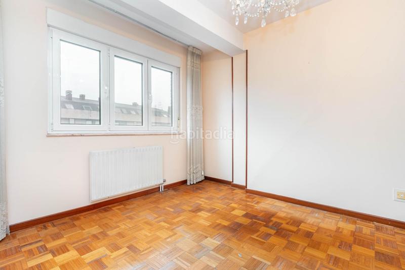 Foto 5e6db834-3d4e-4d04-aa94-6e47c9fb5a72. Piso en calle de vázquez de mella 48 piso céntrico con garaje y mucha luz, 3 habitaciones. listo para entrar a vivir! en Oviedo