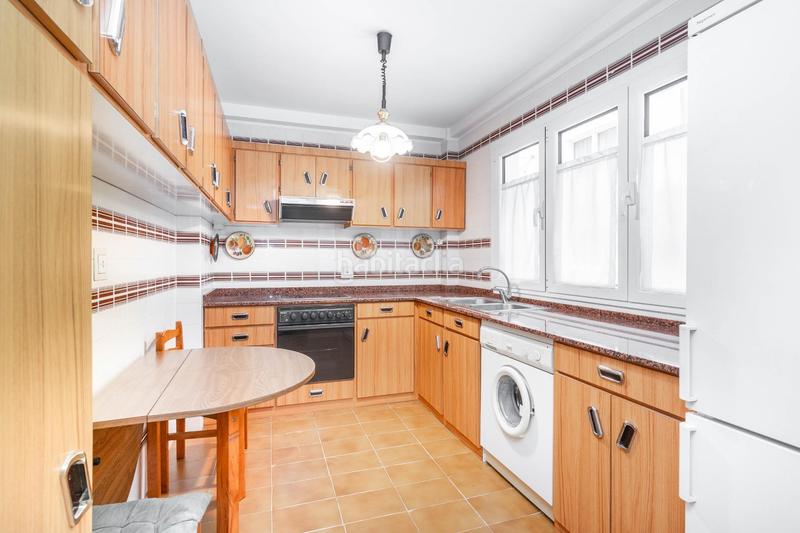 Foto a0e7ccb1-3674-4820-87e9-cfb02cb9ffc3. Piso en calle de vázquez de mella 48 piso céntrico con garaje y mucha luz, 3 habitaciones. listo para entrar a vivir! en Oviedo