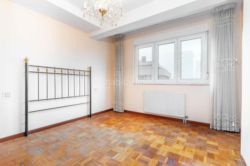 Foto a3a4752f-a6cc-4d30-9319-ea4f192e78fa. Piso en calle de vázquez de mella 48 piso céntrico con garaje y mucha luz, 3 habitaciones. listo para entrar a vivir! en Oviedo