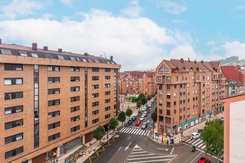 Foto f1ce8635-03d8-4723-9465-a423fa731200. Piso en calle de vázquez de mella 48 piso céntrico con garaje y mucha luz, 3 habitaciones. listo para entrar a vivir! en Oviedo