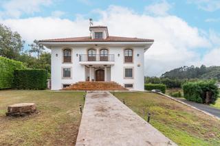 Maison à Lugar arroxos 37. Casona asturiana con jardín, piscina y hórreo cerca de oviedo.