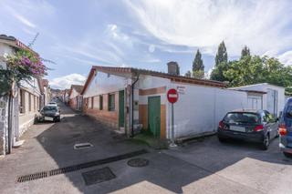 Casa adossada  Calle de jorge guillén 89. Casa chalet en venta santa barbara gijon