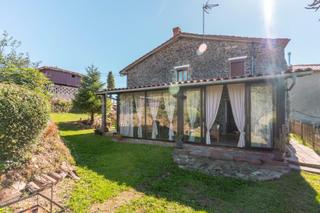 Casa  Lugar loro 44. Encanto rural con alma asturiana  casa de piedra con vistas de e