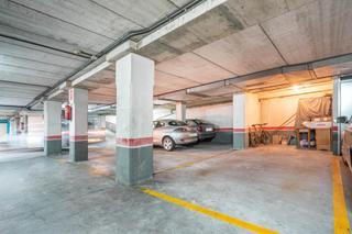 Autoparkplatz in Calle avellanos 3. Plaza de garaje amplia con trastero en pleno centro