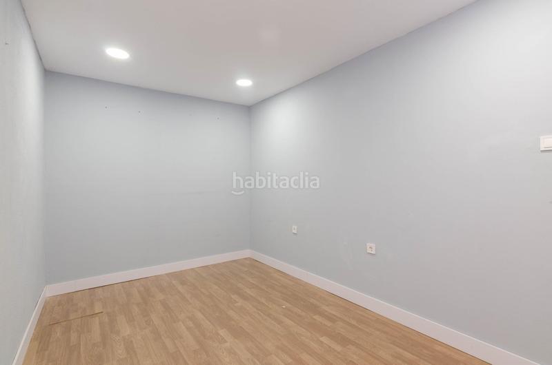 Foto caee9c10-a74a-48fe-9705-0d52b8726e2a. Local comercial a calle de fernando alonso díaz 19 a Oviedo