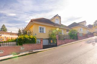 Casa a Laguna 24. Casa independiente en nava con jardin