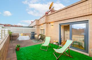 Apartament  Calle valeriano leon 6. Apartamento reformado con terraza de 31 m y trastero