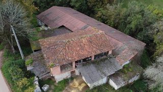 Casa in Carretera pernus 0. Casa a reformar con nave y terrenos.